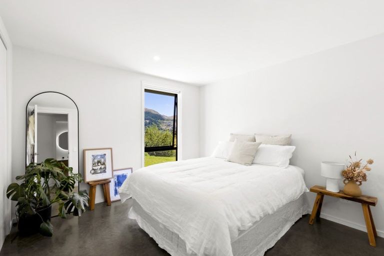 Photo of property in 8 Spring Hill Road, Kelvin Heights, Queenstown, 9300