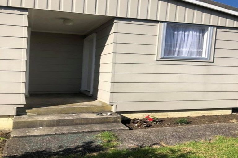 Photo of property in 1/84 Greenslade Crescent, Northcote, Auckland, 0627