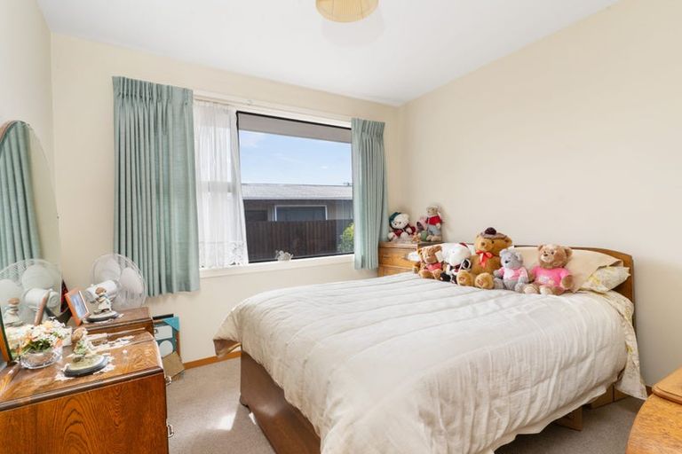 Photo of property in 33 Martbern Crescent, Bishopdale, Christchurch, 8053