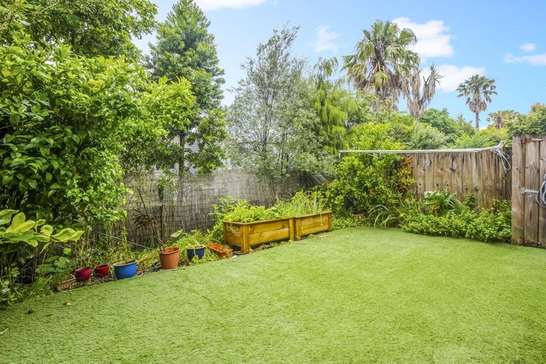 Photo of property in 3/2 Sunnydale Place, Oteha, Auckland, 0632