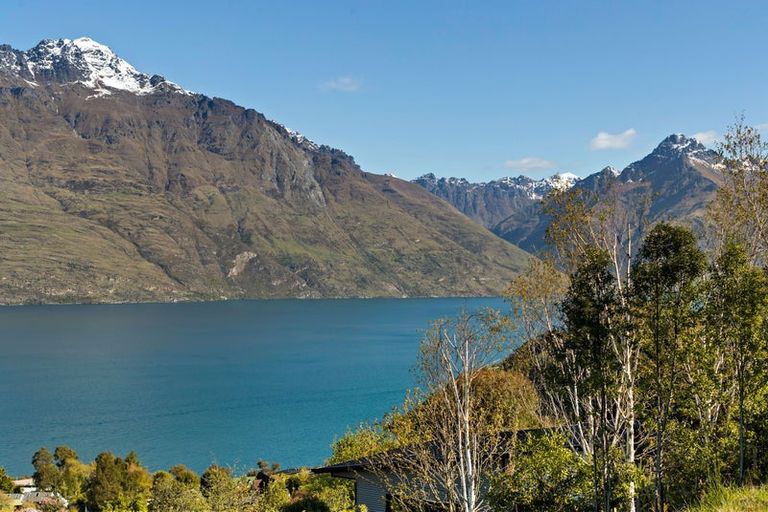 Photo of property in 38 Dart Place, Fernhill, Queenstown, 9300