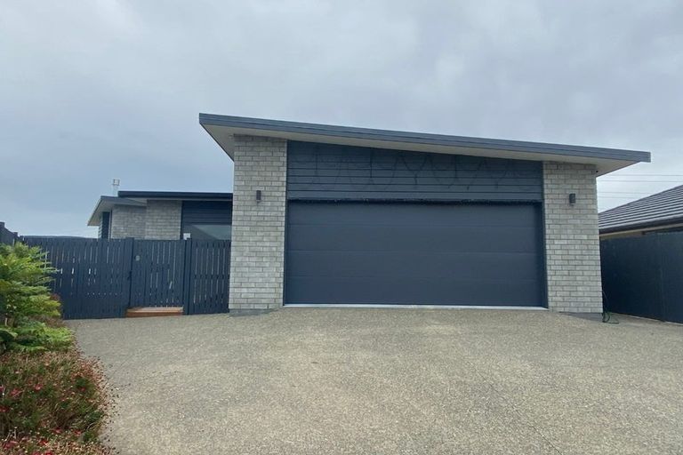 Photo of property in 48 Sardinia Grove, Fitzherbert, Palmerston North, 4410