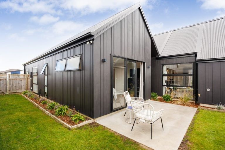 Photo of property in 4 Sardinia Grove, Fitzherbert, Palmerston North, 4410