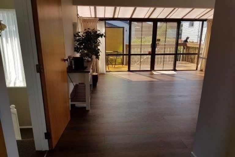 Photo of property in 2/22 Tobruk Crescent, Milford, Auckland, 0620