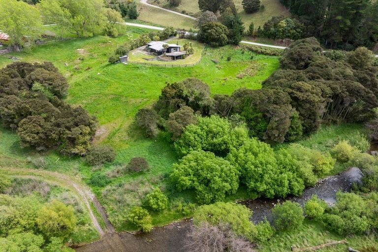 Photo of property in 307 Ruakokoputuna Road, Ruakokoputuna, Martinborough, 5781