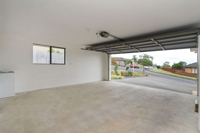Photo of property in 2 Plumstead Rise, Glen Eden, Auckland, 0602
