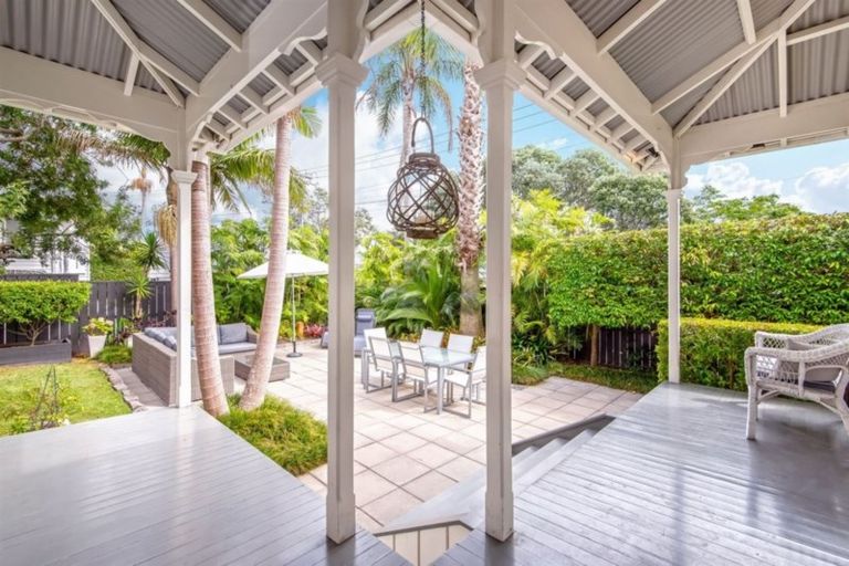 Photo of property in 33 Summer Street, Stanley Point, Auckland, 0624