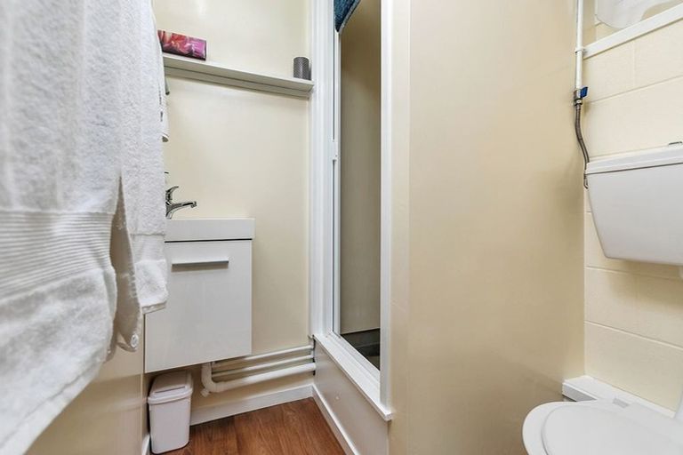 Photo of property in 21 Battle Place, Glenfield, Auckland, 0629