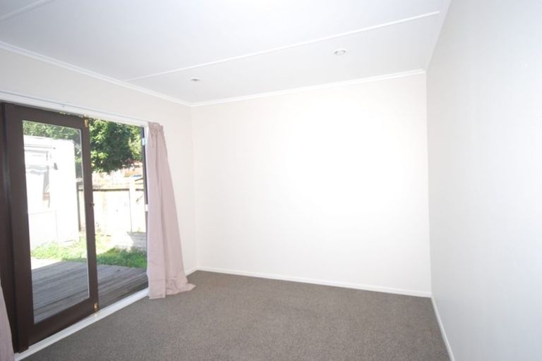 Photo of property in 21 Chilcott Road, Henderson, Auckland, 0612