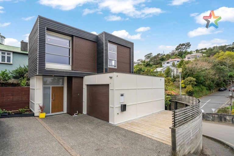 Photo of property in 2 Tiketike Way, Brooklyn, Wellington, 6021