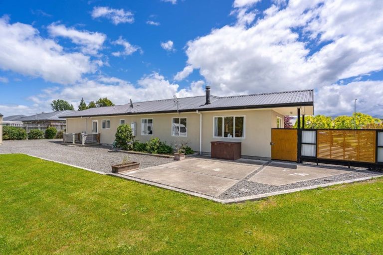 Photo of property in 2 Daffodil Grove, Carterton, 5713