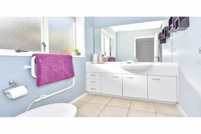 Photo of property in 69 Riverton Drive, Randwick Park, Auckland, 2105