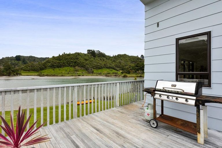 Photo of property in 21 Hills Road, Tongaporutu, Urenui, 4378