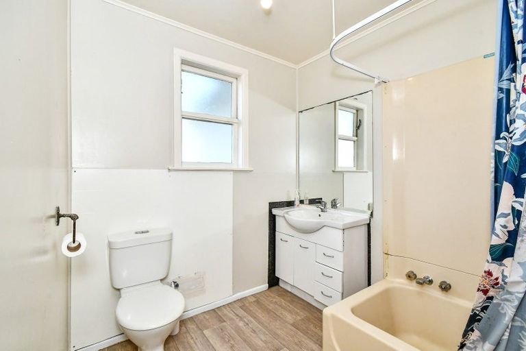 Photo of property in 12a Waiari Road, Conifer Grove, Takanini, 2112