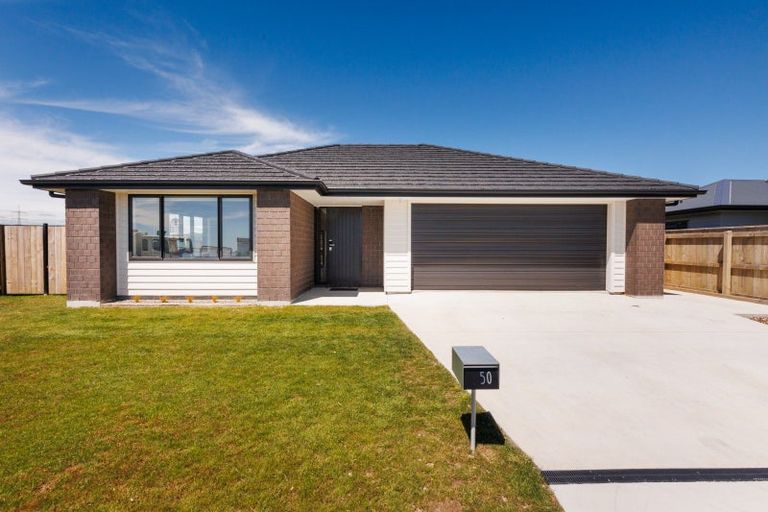 Photo of property in 50 Atlantic Drive, Fitzherbert, Palmerston North, 4410