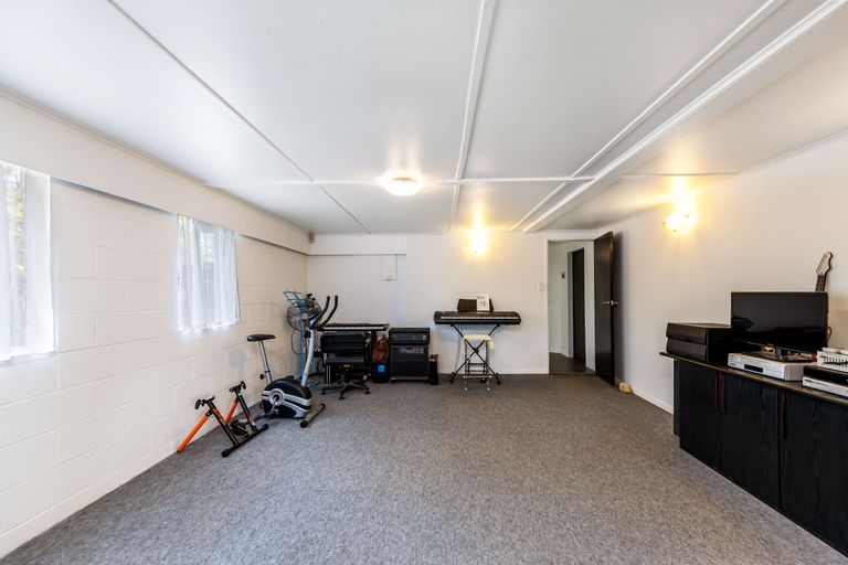 Photo of property in 72 La Rosa Street, Green Bay, Auckland, 0604
