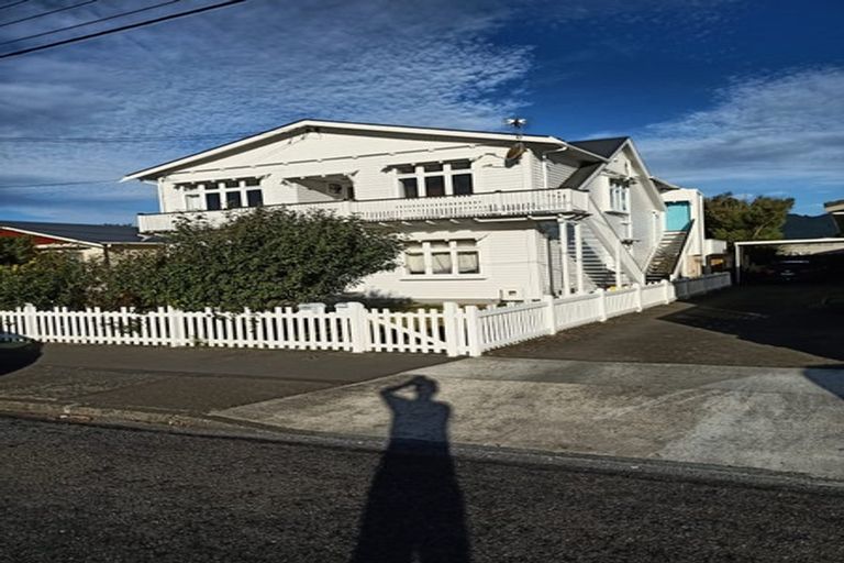Photo of property in 28-28a Plunket Avenue, Petone, Lower Hutt, 5012