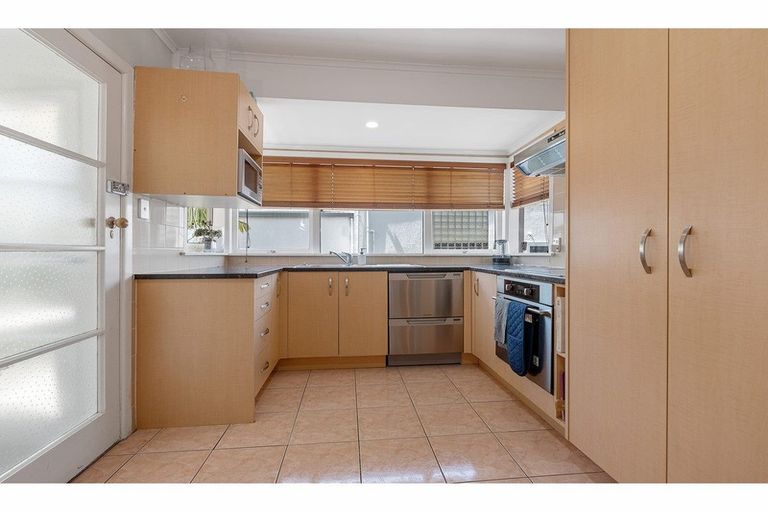 Photo of property in 137 Carlisle Road, Northcross, Auckland, 0632
