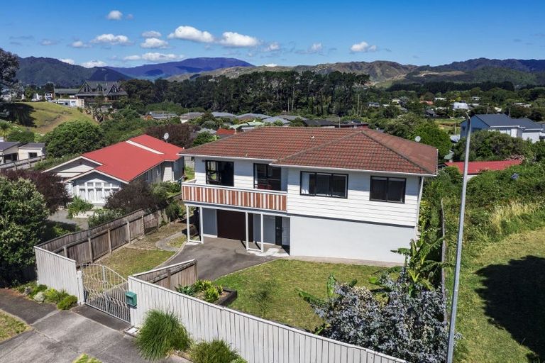 Photo of property in 37 Hicks Crescent, Waikanae Beach, Waikanae, 5036