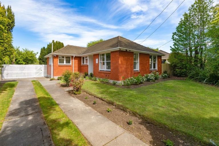 Photo of property in 33 Guildford Street, Burnside, Christchurch, 8053