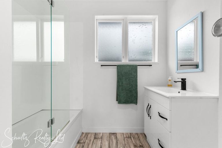 Photo of property in 9 Whaka Street, Maungaturoto, 0520