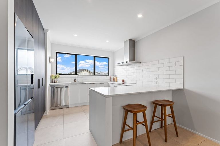 Photo of property in 30a Kukuwai Avenue, Red Beach, 0932