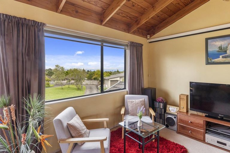 Photo of property in 1/3 Lantana Road, Green Bay, Auckland, 0604