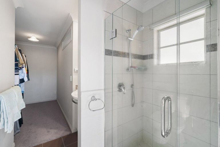 Photo of property in 8 Kerry Dell, Cockle Bay, Auckland, 2014