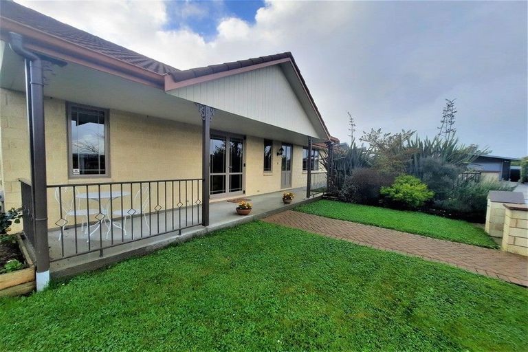 Photo of property in 1 D'urville Place, Kelvin Grove, Palmerston North, 4414
