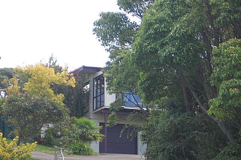 Photo of property in 8 Braund Place, Glenfield, Auckland, 0629