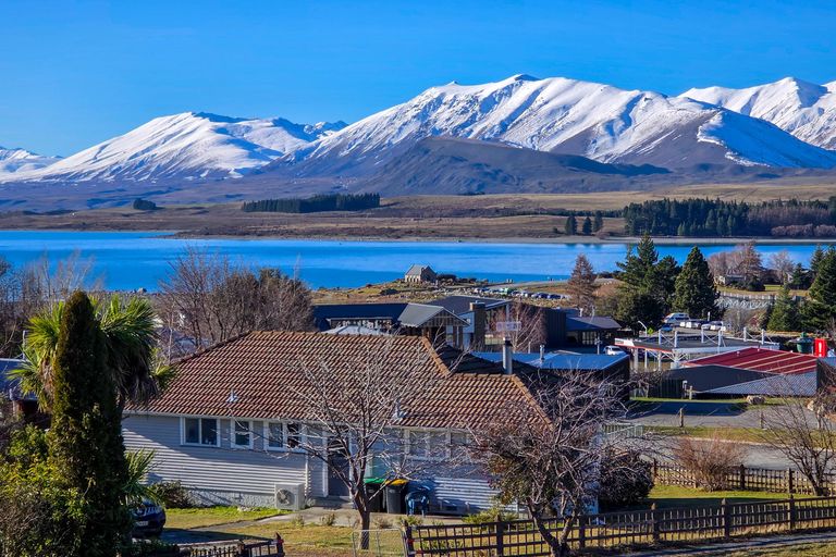 Photo of property in 35 Aorangi Crescent, Lake Tekapo, 7999