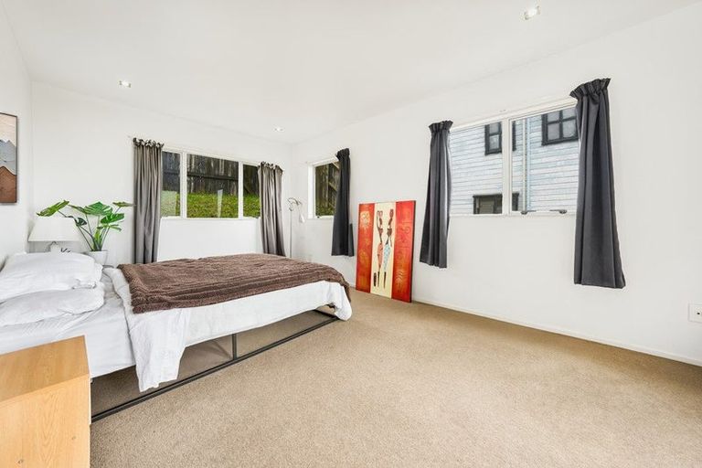 Photo of property in 1a Highgrove Lane, Totara Vale, Auckland, 0632