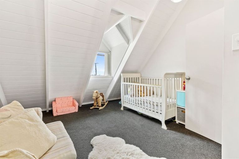 Photo of property in 112 Beach Road, Te Atatu Peninsula, Auckland, 0610