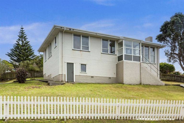 Photo of property in 2 Hiwi Crescent, Titahi Bay, Porirua, 5022
