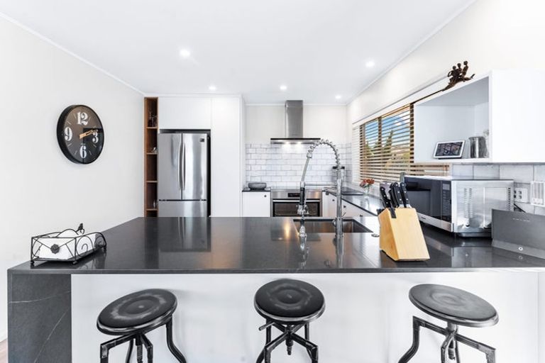 Photo of property in 20 Chatswood Grove, Chatswood, Auckland, 0626