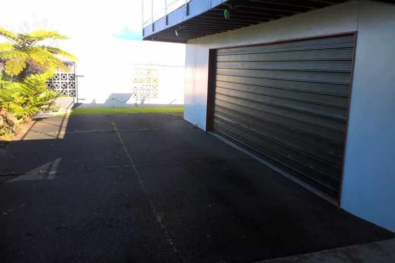 Photo of property in 49 Roberts Road, Matakatia, Whangaparaoa, 0930