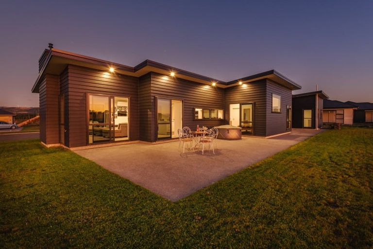 Photo of property in 49 Johnstone Drive, Fitzherbert, Palmerston North, 4410