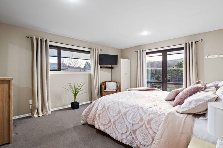 Photo of property in 1 Manorburn Place, Lake Hayes, Queenstown, 9304