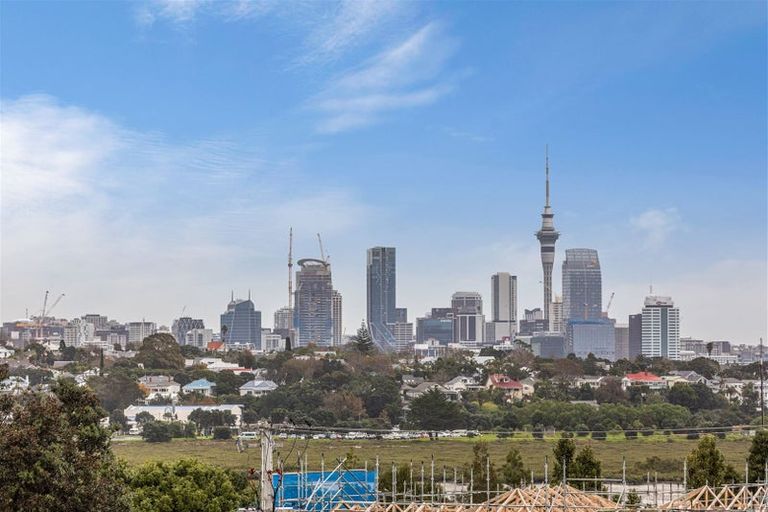 Photo of property in 30b Hanlon Crescent, Narrow Neck, Auckland, 0624