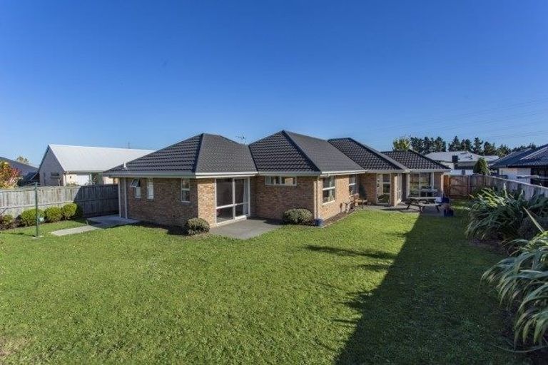 Photo of property in 40 Huntingdon Drive, Rangiora, 7400