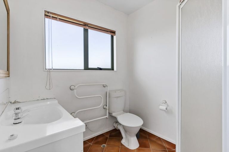 Photo of property in 11 Mannikin Place, Unsworth Heights, Auckland, 0632