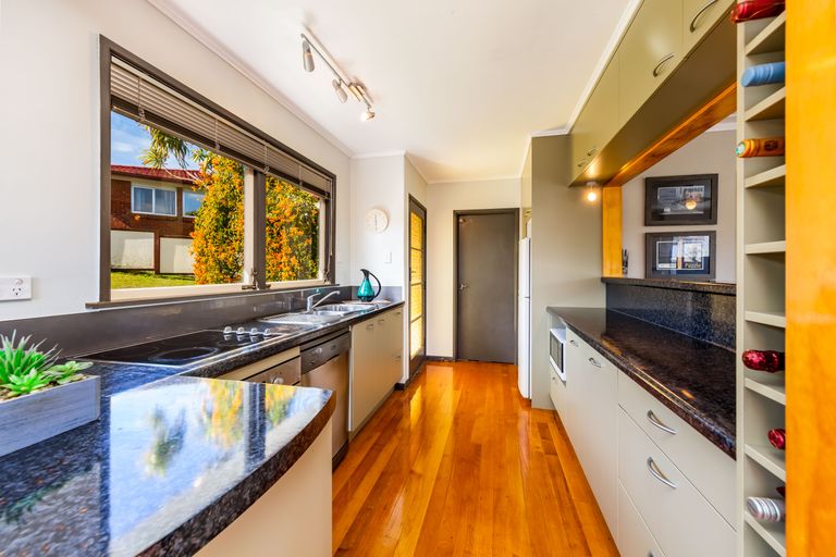 Photo of property in 72 La Rosa Street, Green Bay, Auckland, 0604