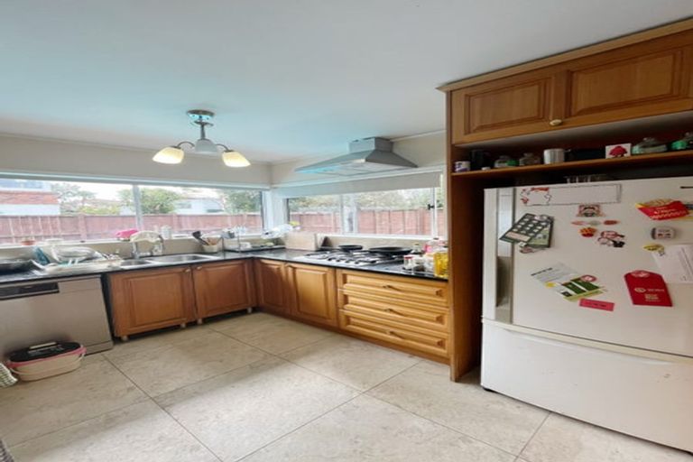 Photo of property in 12 Holdaway Avenue, Northcote, Auckland, 0627