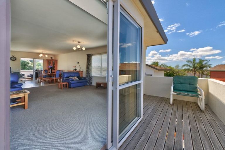 Photo of property in 1/62 Whiting Grove, West Harbour, Auckland, 0618
