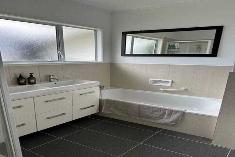 Photo of property in 33 Agincourt Street, Glenfield, Auckland, 0629