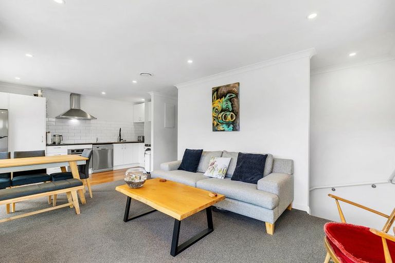 Photo of property in 2 Ara Paripari, Tawa, Wellington, 5028