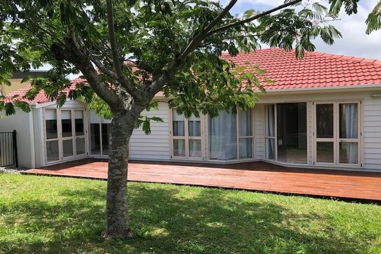 Photo of property in 2/2 East Coast Road, Milford, Auckland, 0620