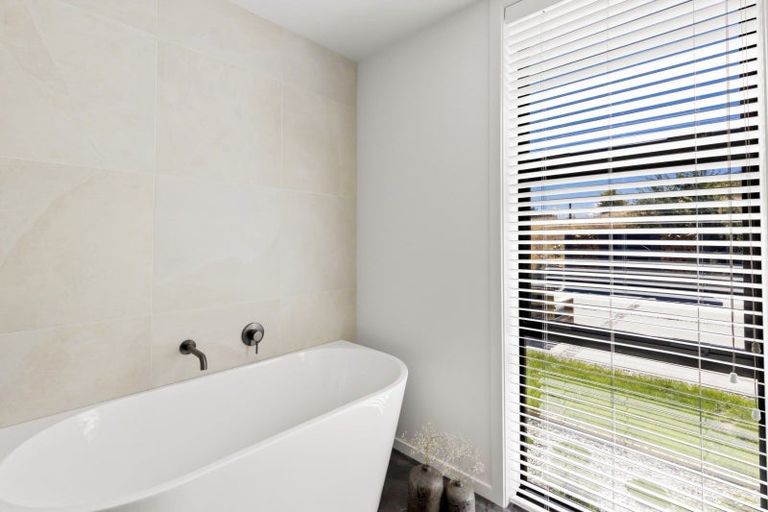 Photo of property in 8 Spring Hill Road, Kelvin Heights, Queenstown, 9300