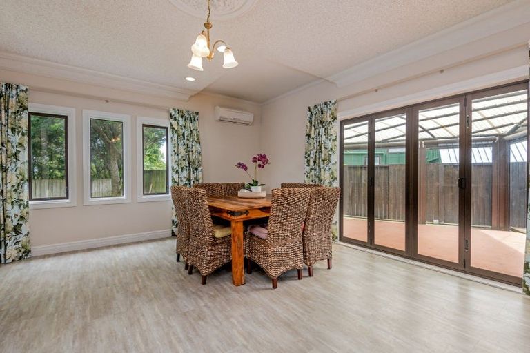 Photo of property in 21 Springdale Grove, Fitzherbert, Palmerston North, 4410