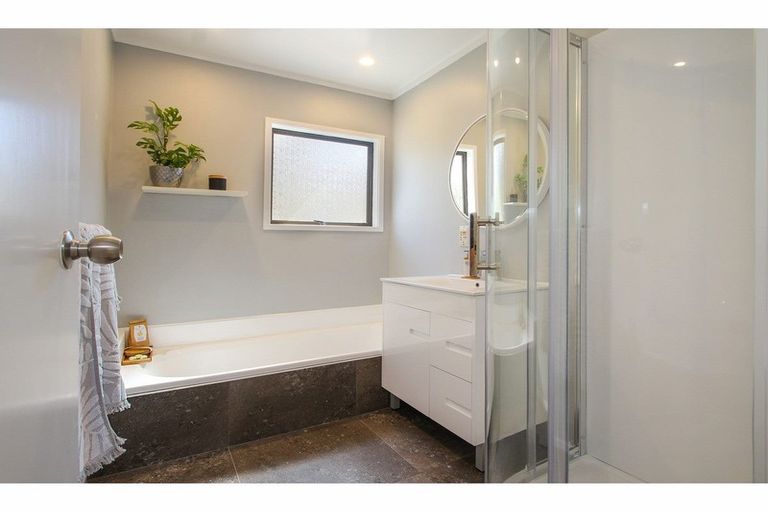 Photo of property in 1/964 Beach Road, Torbay, Auckland, 0630